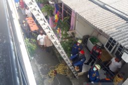 Petugas damkar evakuasi ibu hamil yang pingsan di lantai dua Rusun Cipinang Muara