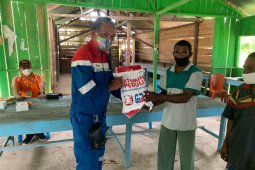 Pertamina RU VII sosialisasi COVID-19 dan pembagian sembako