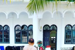 Babinsa Kodim 0602/Serang lakukan penyemprotan disinfektan di Masjid Pontang