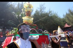Tradisi larung sesaji di bulan Suro