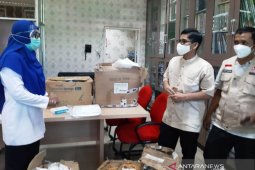 Anggota DPRA dan BFLF bantu ratusan APD untuk paramedis di RSUD Meulaboh
