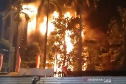Petugas  laporkan tujuh lantai Gedung Kejagung terbakar