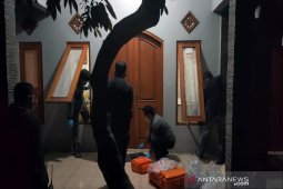 Satu keluarga diduga korban pembunuhan, jenazah ditemukan sudah membusuk dengan ceceran darah kering