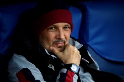 Pelatih Bologna positif COVID-19