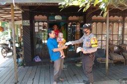 Polisi sambangi warga ke rumah bagikan masker