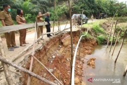 Bupati Karolin inventarisasi infrastruktur yang mendesak di Landak