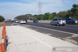 Padat kendaraan, jalan tol Jakarta-Cikampek arah Jakarta diterapkan "contra flow"