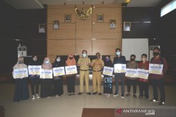 10 mahasiswa Batola berprestasi terima beasiswa PT PAMA