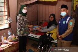 Ketua Penggerak PKK Bangka salurkan kursi roda