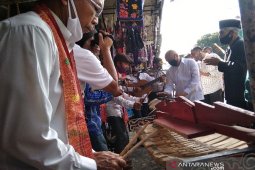 Menteri Teten nikmati alunan "gondang" hingga bercengkerama dengan pedagang souvenir Danau Toba