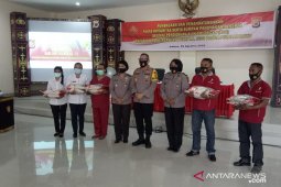 Polwan Polda Maluku peduli sesama di tengah pandemi COVID-19