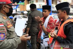 Petugas sisir warga Kota Sukabumi yang beraktivitas tidak gunakan masker