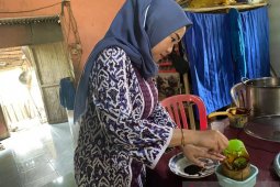 Ketua TP PKK Bangka belajar buat gula merah kelapa sawit