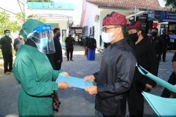 Banyuwangi serahkan insentif Rp3,9 miliar bagi tenaga medis