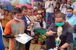 Bupati serahkan piala dan uang pembinaan kepada pemenang bola volly Bupati Cup