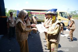 Batola govt hand out 20,000 staple food packages