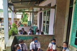 Akses internet terbatas, Guru di pedalaman Bengkayang berikan pembelajaran berkelompok