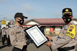 Kapolda Kalsel berikan penghargaan kepada Bripka Dony