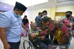 Peduli ASN, Pemkot bersama  Taspen serahkan kursi roda