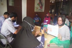 Peneliti Indef: Pemberian bantuan tunai lebih efektif untuk masyarakat