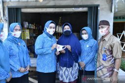 PKK Bangka bagikan ratusan lembar masker gratis