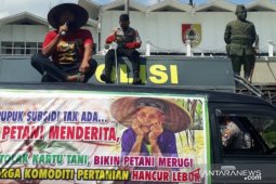 Petani Jember demo tunggal protes kelangkaan pupuk subsidi