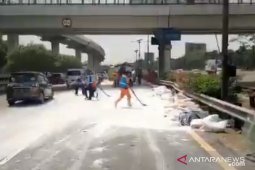 Truk semen yang terbalik di Tol Cawang akibat kelebihan muatan