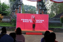 Bupati Gianyar bantu warga tercecer bantuan sosial