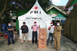 PMI Tangerang distribusikan pisang untuk warga terdampak COVID-19