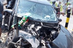 Enam penumpang mobil luka saat tabrakan kereta dan mobil