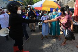 Risma blusukan ke pasar ingatkan warga pakai masker