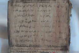 Pengelola Museum Balaputra Dewa  terima hibah dua buku naskah Arab