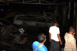 Gudang mobil dan motor terbakar disertai ledakan