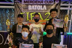 Akbar Tawakkal juara turnamen game console FIFA20