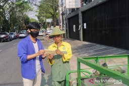 Mahasiswa di Sukabumi peduli COVID-19  sebar masker untuk warga