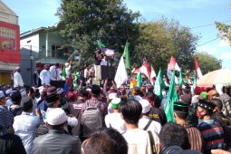 Ribuan alumni Ponpes Salafiyah Syafi'iyah Sukorejo aksi damai di Polres Situbondo