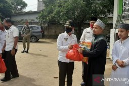 Bupati Bangka salurkan 100 paket sembako untuk santri