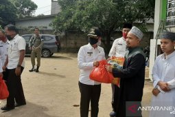 Bupati Bangka salurkan 100 paket sembako bagi santri