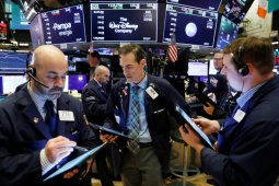 Wall Street ditutup menguat dengan Dow melonjak di atas 450 poin