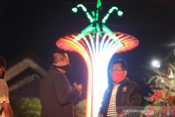 Wali kota pantau pemasangan Lampu LED "Big Tree"