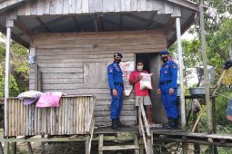 Polda Kalbar kembali berikan bantuan beras pada masyarakat di kawasan pesisir