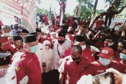 Daftar Pilkada Surabaya, pasangan Eri-Armuji diarak ratusan pendukung menuju KPU