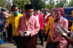 Kompak dengan pakaian berwarna "Cerah", CE-Ratu mendaftar ke KPU