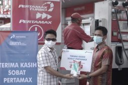 Pertamina berikan masker dan handsanitizer kepada pelanggan di Kalbar