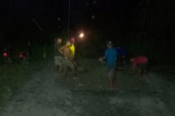 Warga berjibaku "permak" jalan di Sidey-Manokwari