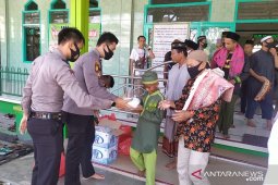Kapolres Bangka bagikan 100 kotak nasi bagi jamaah Jumat