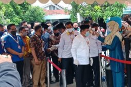Diantar pimpinan partai pendukung, Al Haris-Abdullah Sani mendaftar ke KPU