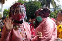 Lambaian dan garis tangan Ratu saat mendaftar di KPU