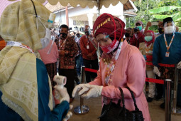 Sarung tangan wajib dipakai bakal calon gubernur/wagub Jambi saat daftar di KPU