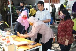 Pemkot Kediri bekali pemilik UMKM pelatihan foto dengan telepon seluler
